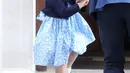 Nah, kalau foto ini diambil saat Puteri Charlotte ke rumah sakit untuk bertemu adiknya, Pangeran Louis, yang baru saja lahir. (Getty Images/Cosmopolitan)
