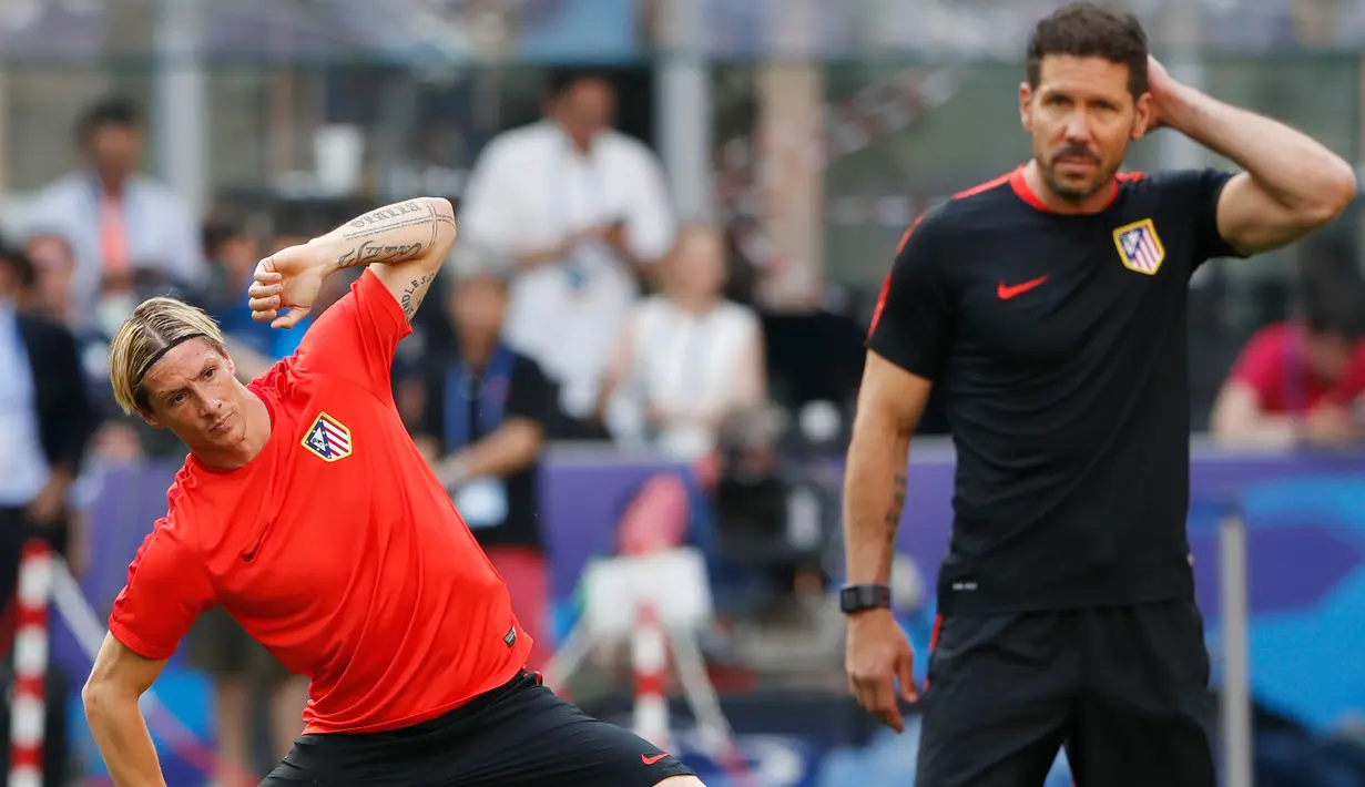 Pelatih Atletico Madrid, Diego Simeone dan penyerang Fernando Torres saat mengikuti sesi latihan di stadion San Siro di Milan, Italia, (27/5). Atletico Madrid akan bertanding melawan Real Madrid dalam Final Piala Champion 2016. (Reuters/Stefan Wermuth)