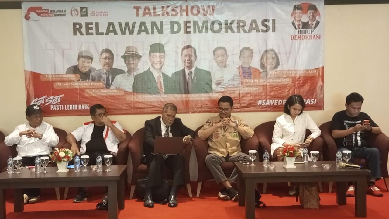 Alumni Universitas Hassanudin (Unhas) Kota Makassar, Sulawesi Selatan, atau disebut Relawan Demokrasi memberikan dukungan untuk pasangan calon Presiden 2024 dengan nomor 3 Ganjar Pranowo dan Mahfud MD (Istimewa)