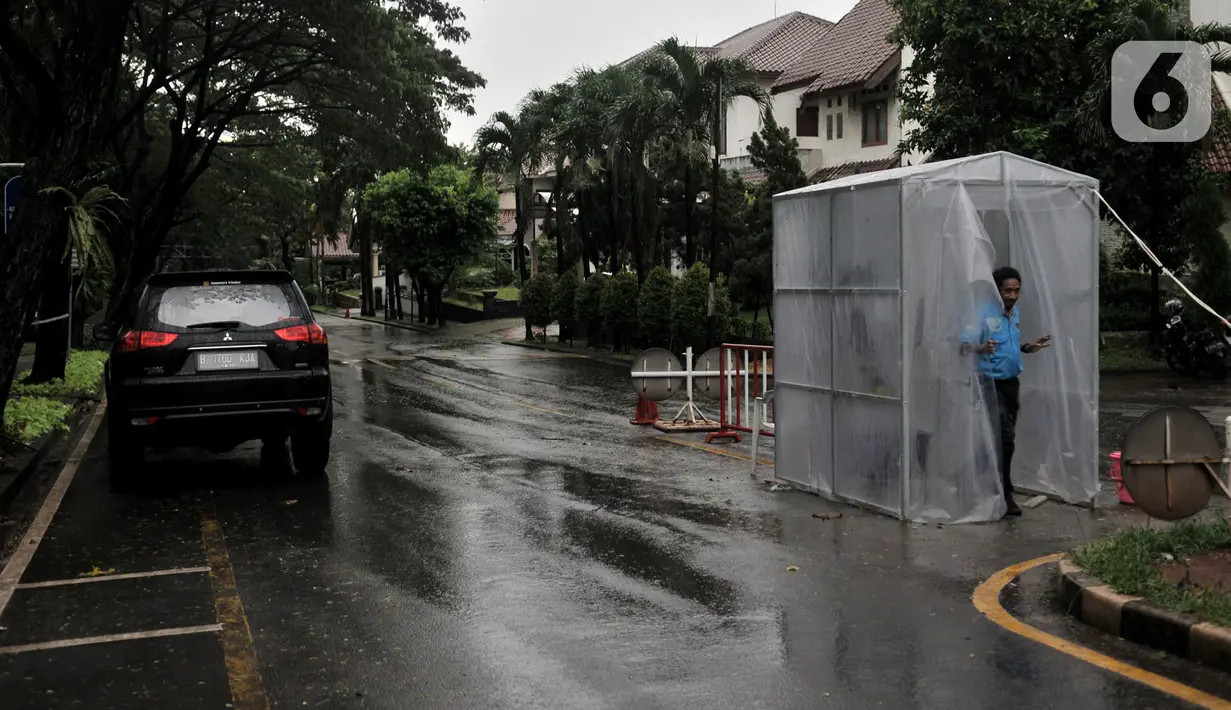 Warga keluar dari bilik penyemprotan disinfektan di pintu masuk Perumahan Tamansari Persada Raya, Jatibening, Bekasi, Jawa Barat, Selasa (31/3/2020). Bilik disinfektan dipasang untuk mencegah penyebaran virus corona COVID-19 di area kompleks. (Iqbal S. Nugroho)
