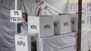 Warga melakukan pencoblosan surat suara Pemilu 2019 saat Pemungutan Suara Ulang (PSU) di TPS 064  Kelurahan Rawamangun,  Jakarta Timur, Sabtu (27/4). Pelaksanaan PSU di TPS itu karena banyaknya pemilih yang menggunakan e-KTP tanpa memiliki A5 saat hari pencoblosan. (Liputan6.com/Faizal Fanani)