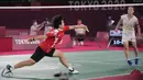 Pebulutangkis China He Bing Jiao bermain melawan Nozomi Okuhara dari Jepang pada perempat final bulu tangkis tunggal putri Olimpiade Tokyo 2020 di Musashino Forest Sports Plaza, Jumat (30/7/2021). Juara All England 2021 Nozomi Okuhara tersingkir dengan skor 13-21, 14-21. (AP/Dita Alangkara)