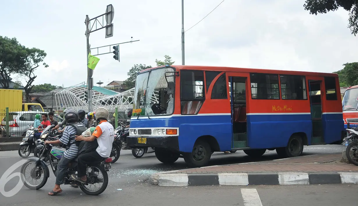 Metromini 17 jurusan Pasar Senen - Manggarai terparkir di pinggir jalan dengan kondisi rusak pada bagian depan, Jakarta, Selasa (19/4). Belum diketahui maksud dari pengerusakan tersebut. (Liputan6.com/Gempur M Surya)