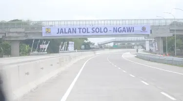 Suasana jalan tol Sragen-Ngawi di kilometer 538 jalan tol Solo-Ngawi, Jawa Tengah, Rabu (28/11). Setelah diresmikan, tol sepanjang 50,9 kilometer tersebut akan digratiskan selama seminggu. (Liputan6.com/Angga Yuniar)