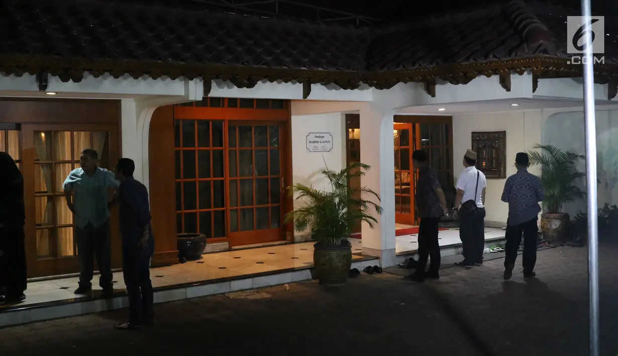 Sejumlah orang melakukan persiapan untuk menyambut jenazah almarhum Presiden RI ke-3 BJ Habibie di kediamannya di Patra Kuningan, Jakarta Selatan, Rabu (11/9/2019). BJ Habibie meninggal dunia setelah menjalani perawatan di RSPAD. (Liputan6.com/Angga Yuniar)