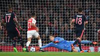 Kiper Munchen, Manuel Neuer, mengamankan gawangnya dari serangan pemain Arsenal dalam laga Grup F Liga Champions di Stadion Emirates, London, Rabu (21/10/2015) dini hari WIB. (EPA/Andy Rain)