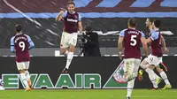 Pemain West Ham United Craig Dawson (kedua kiri) melakukan selebrasi usai mencetak gol ke gawang Leeds United pada pertandingan Liga Inggris di Stadion London, London, Inggris, Senin (8/3/2021). West Ham United menang 2-0. (Andy Rain/Pool Photo via AP)