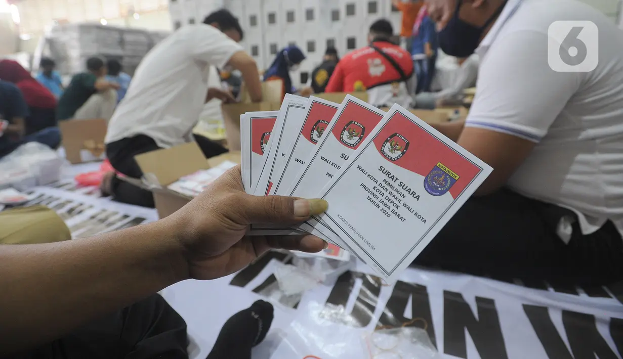 Petugas memperlihatkan surat suara di Gudang Logistik KPU, Depok, Senin (23/11/2020). Komisi Pemilihan Umum (KPU) Kota Depok telah menerima sebanyak 1.262.051 surat suara yang dicetak untuk Pilkada 2020 sesuai jumlah daftar pemilih tetap (dpt) ditambah 2,5 persen cadangan. (merdeka.com/Arie Basuki)