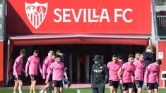 Para pemain Sevilla tiba menghadiri sesi latihan tim di tempat latihan Ciudad Deportiva Jose Ramon Cisneros Palacios,  Spanyol (16/2/2021). Sevilla akan bertanding melawan Borrusia Dortmund pada leg pertama babak 16 besar Liga Champions di Estadio Ramón Sánchez Pizjuán. (AFP/Cristina Quicler)
