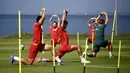 Para pemain Timnas Indonesia melakukan pemanasan saat mengikuti sesi latihan di Bali United Training Center, Gianyar, Bali, Kamis (23/7/2026). Skuad Garuda memasuki fase akhir pemusatan latihan dengan intensitas yang terus ditingkatkan jelang menghadapi Kamboja pada laga perdana Grup A Piala AFF 2026 di Stadion Pakansari, Bogor, 27 Juli 2026. (Bola.com/Alit Binawan)