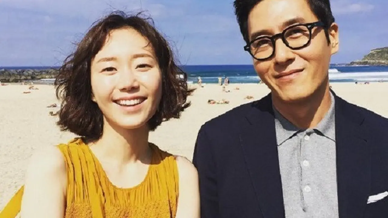 Perbedaan usia 17 tahun tak mengurungkan cinta Kim Joo Hyuk dan Lee Yoo Young. (Foto. Soompi)