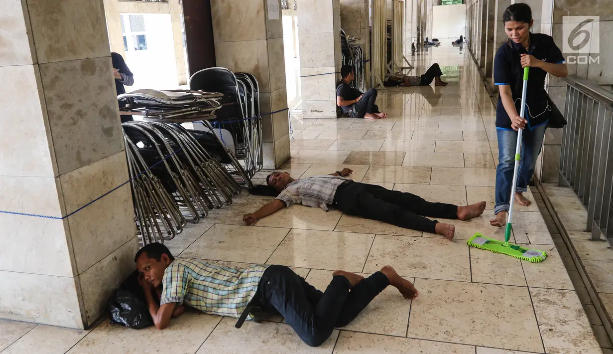 Pekerja membersihkan lantai di Masjid Istiqlal, Jakarta, Kamis (15/06). Selain Istiqlal masjid yang dibersihkan diantaranya Masjid Sunda Kelapa, Cut Meutia, Al Fuqron di Medan, dan Masjid Al Akbar di Surabaya. (Liputan6.com/Fery Pradolo)