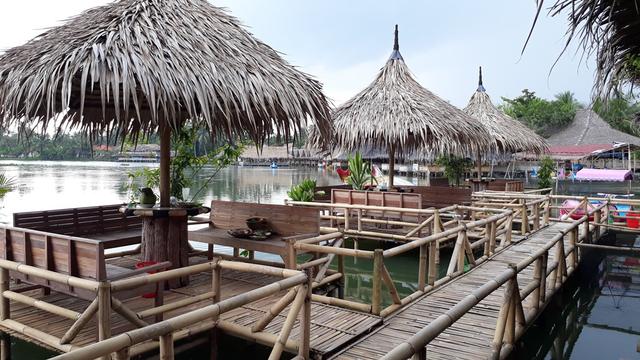 Deretan dangau yang disiapkan untuk wisatawan yang hendak menikmati kuliner dengan suasana berbeda. (Foto: Liputan6.com/Muhamad Ridlo)