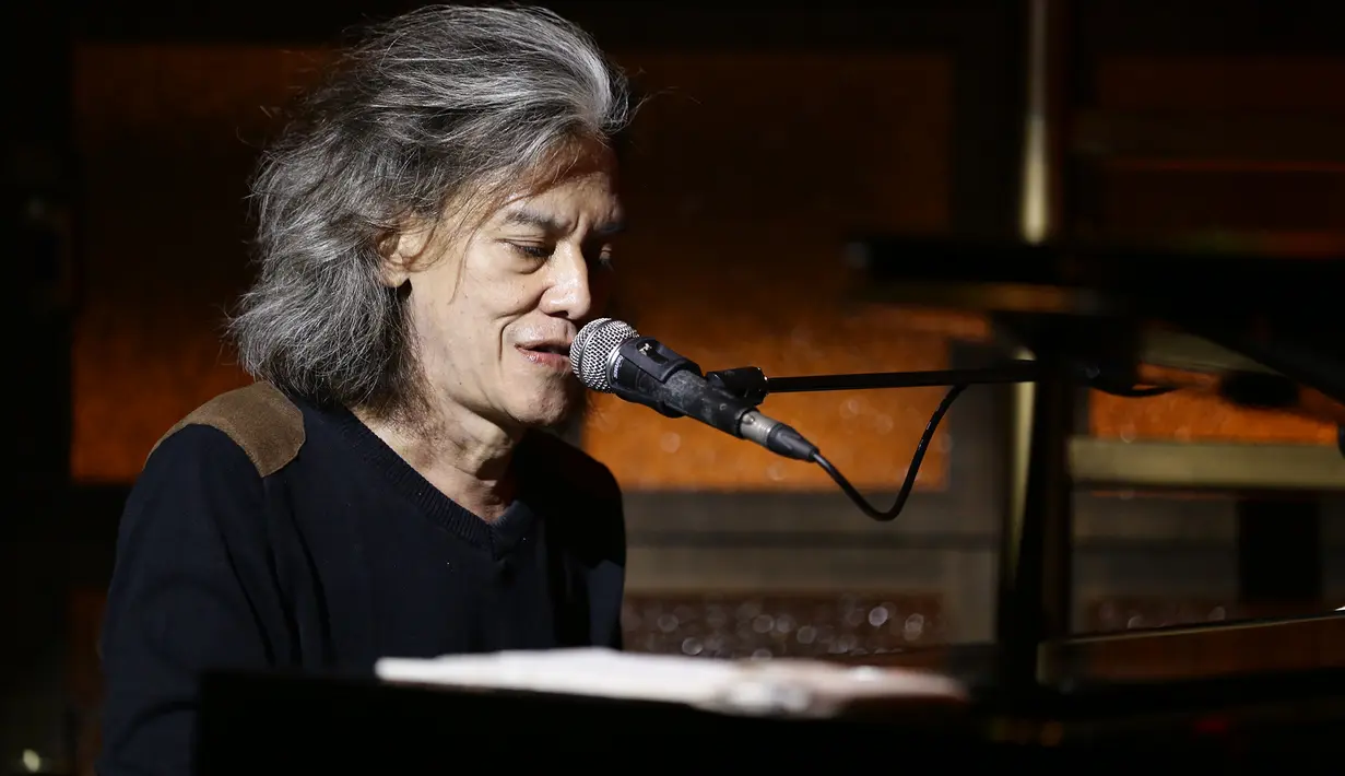 Penampilan Fariz RM dalam mini konser yang digelar di Arcadia Senayan Jakarta Selatan, Jumat (12/2/2016). (Andy Masela/Bintang.com)