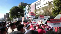 Tinggalkan Pengadilan, Pendukung Teriak Bebaskan Ahok