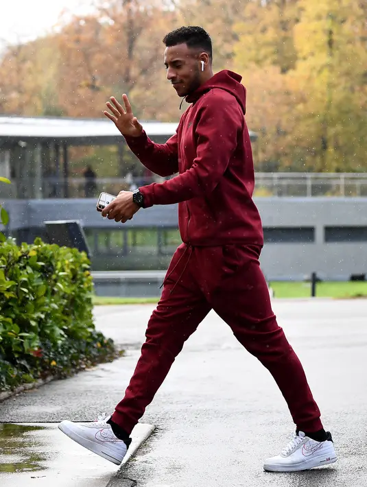 Gelandang Corentin Tolisso tiba di tempat pelatihan tim nasional Prancis Prancis di Clairefontaine en Yvelines (11/11/2019). Prancis akan bertanding melawan Moladavia dan Albania pada kualifikasi Piala Eropa 2020. (AFP Photo/Franck Fife)