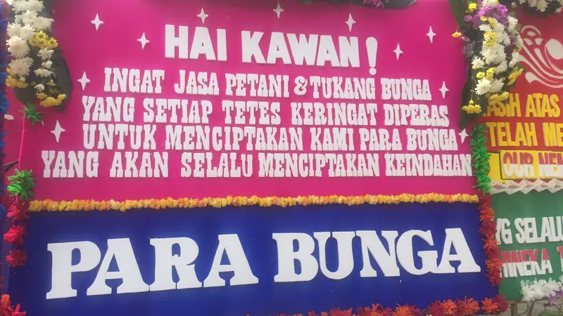  Aksi pembakaran karangan bunga oleh para buruh saat May Day kemarin tidak menyurutkan niat warga untuk mengirimkan bunga ke Balai Kota Jakarta.