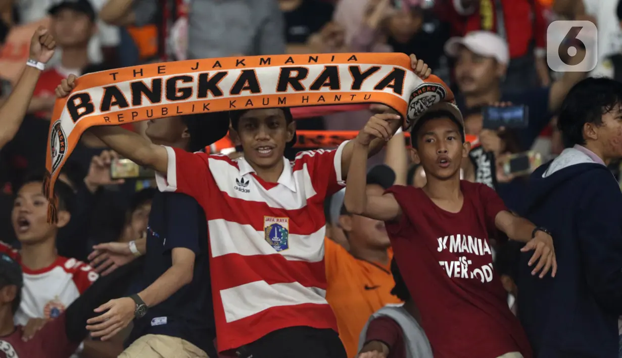 Suporter Persija membentangkan syal saat merayakan HUT ke-91 Persija dan kemenangan atas Persipura di laga lanjutan Shopee Liga 1 Indonesia 2019 di Stadion Utama Gelora Bung Karno, Jakarta, Kamis (28/11/2019). Persija unggul 1-0. (Liputan6.com/Helmi Fithriansyah)