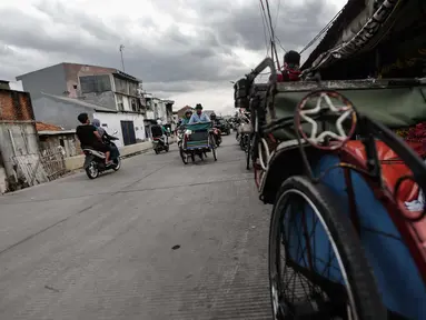 Aktifitas becak di kawasan Kampung Bahari, Tanjung Priok, Jakarta, Selasa (16/1). Keberadaan becak  aktifitasnya kucing-kucingan dengan petugas satpol PP ini akan dilegalkan operesionalnya oleh Gubernur Anies Baswedan. (Liputan6.com/Faizal Fanani)