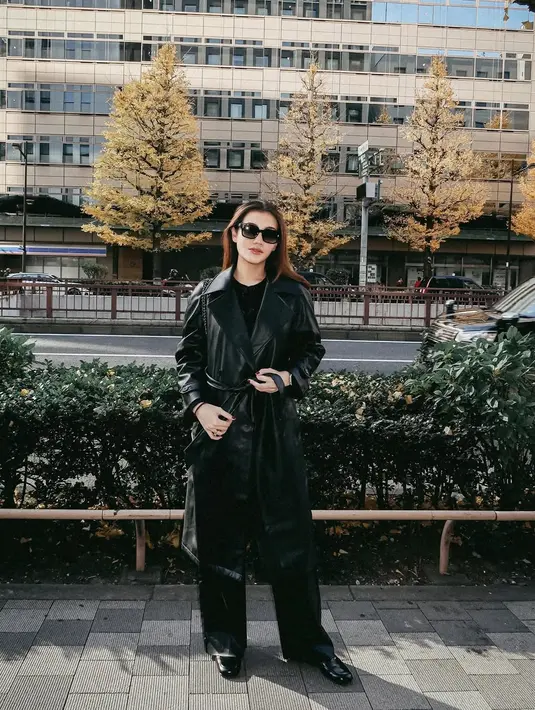 Aaliyah menyempurnakan look ini dengan sepatu loafers hitam, tas quilted hitam dan kacamata hitam. [@aaliyah.massaid].