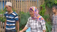 Wasani (50) saat mendatangi makam anaknya Yeni, yang sempat hidup kembali setelah dinyatakan meninggal dunia dan dimakamkan di TPU Wakaf Palembang Sumsel (Liputan6.com / Nefri Inge)