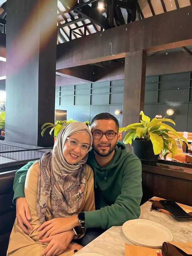 Artis yang Nikah dengan Pria Lebih Muda, Ada Nadine Chandrawinata