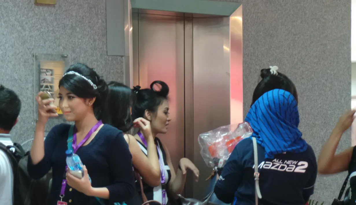 Aksi dara seksi di Indonesia International Motor Show (IIMS) 2014 selalu cerita menarik. (Gesit Prayogi/Liputan6.com)