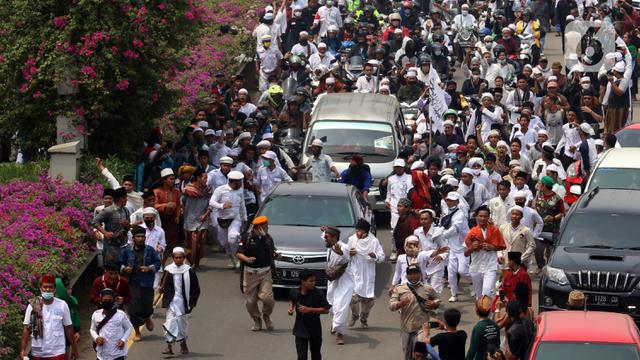 FOTO: Menuju Petamburan, Rizieq Shihab Dikawal Ratusan Massa