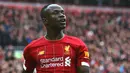 Kemampuan Mane dalam di lini sayap Liverpool terbilang sangat apik. Pemain asal Senegal ini mempunyai fisik yang kuat, hebat di udara, handal menekan barisan lawan dan mampu mencetak gol dari kedua kakinya. (AFP/Geoff Caddick)