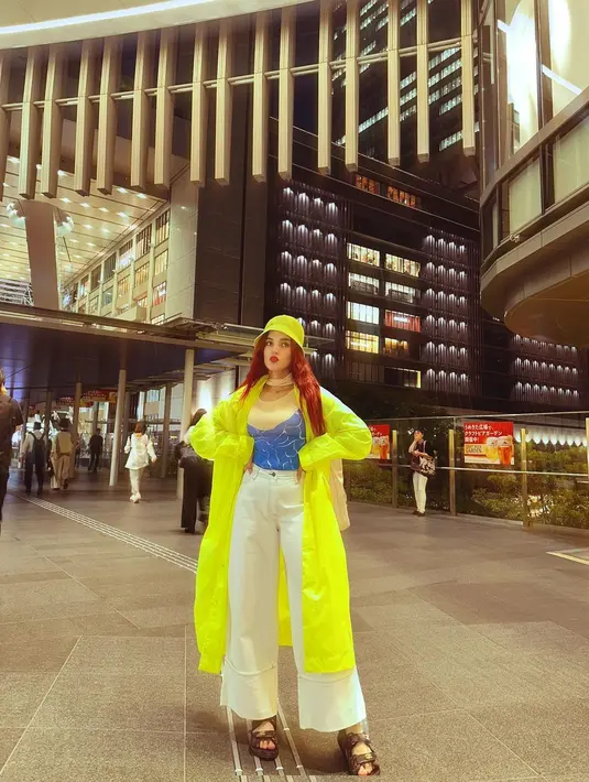 Tasya bahkan tak ragu mengenakan outfit berwarna neon seperti terlihat di foto ini. Bergaya nyentrik yang tetap stylish, Tasya tampak mengenakan atasan bernuansa biru-putih dengan celana panjang putih, ditumpuknya dengan outerwear berwarna kuning neon, yang serasi dengan bucket hat yang dikenakannya. Foto: Instagram.