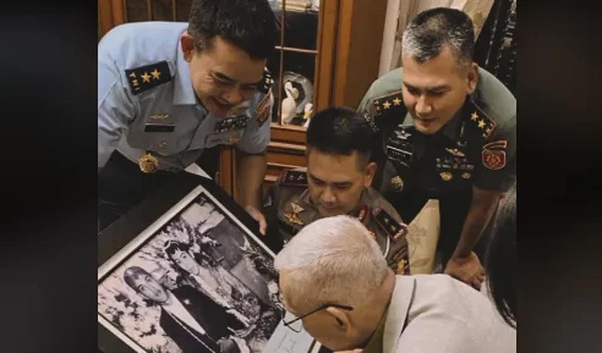 "Yang TNI AU siapa?" tulis akun @oaseregarr.