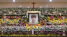Foto Jonghyun SHINee terpampang di tengah rumah duka tempat jenazahnya disemayamkan di Seoul Asan Hospital, Korea Selatan, Selasa (19/12). Jonghyun SHINee  akan dimakamkan pada Kamis (21/12) mendatang, pukul 09.00 waktu setempat. (CHOI Hyuk/pool/AFP)