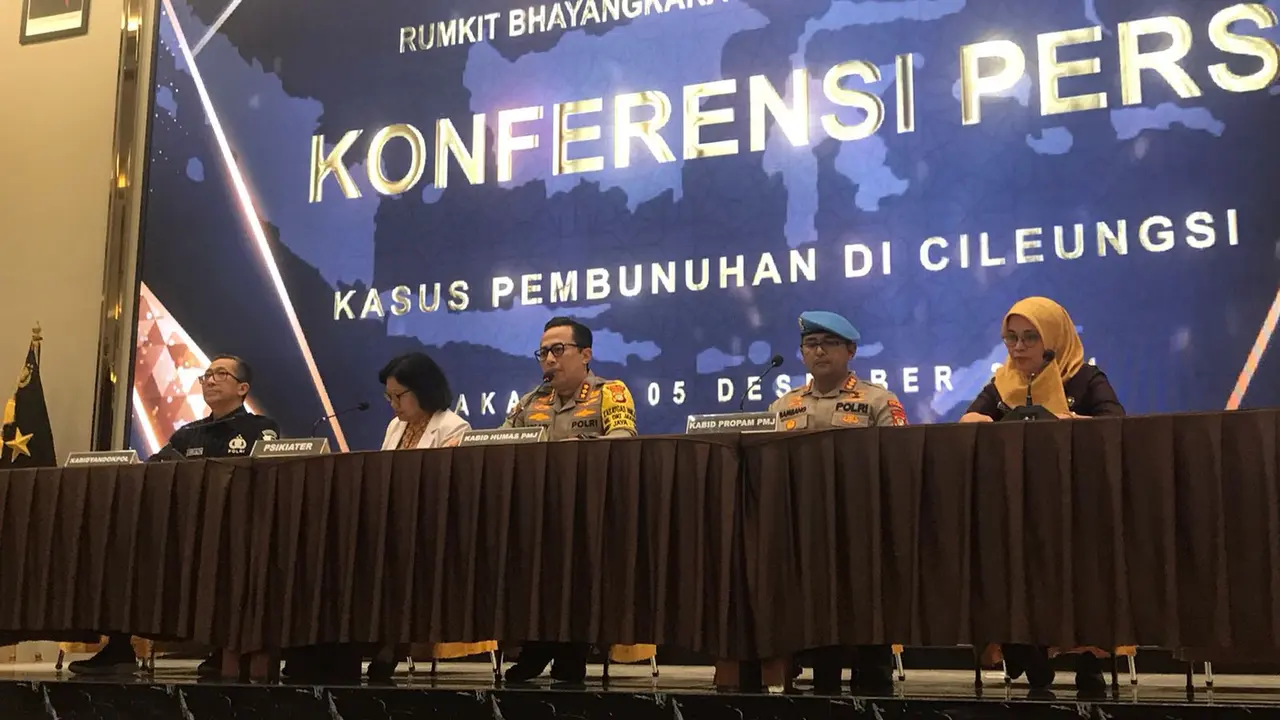 Kabid Humas Polda Metro Jaya Kombes Ade Ary dan Kabid Propam Polda Metro Jaya, Kombes Pol Bambang Satriawan, menggelar konferensi pers terkait kasus pembunuhan ibu kandung oleh anggota Polri, Aipda Nikson Pangaribuan alias Ucok (41), Kamis (5/12/2024).