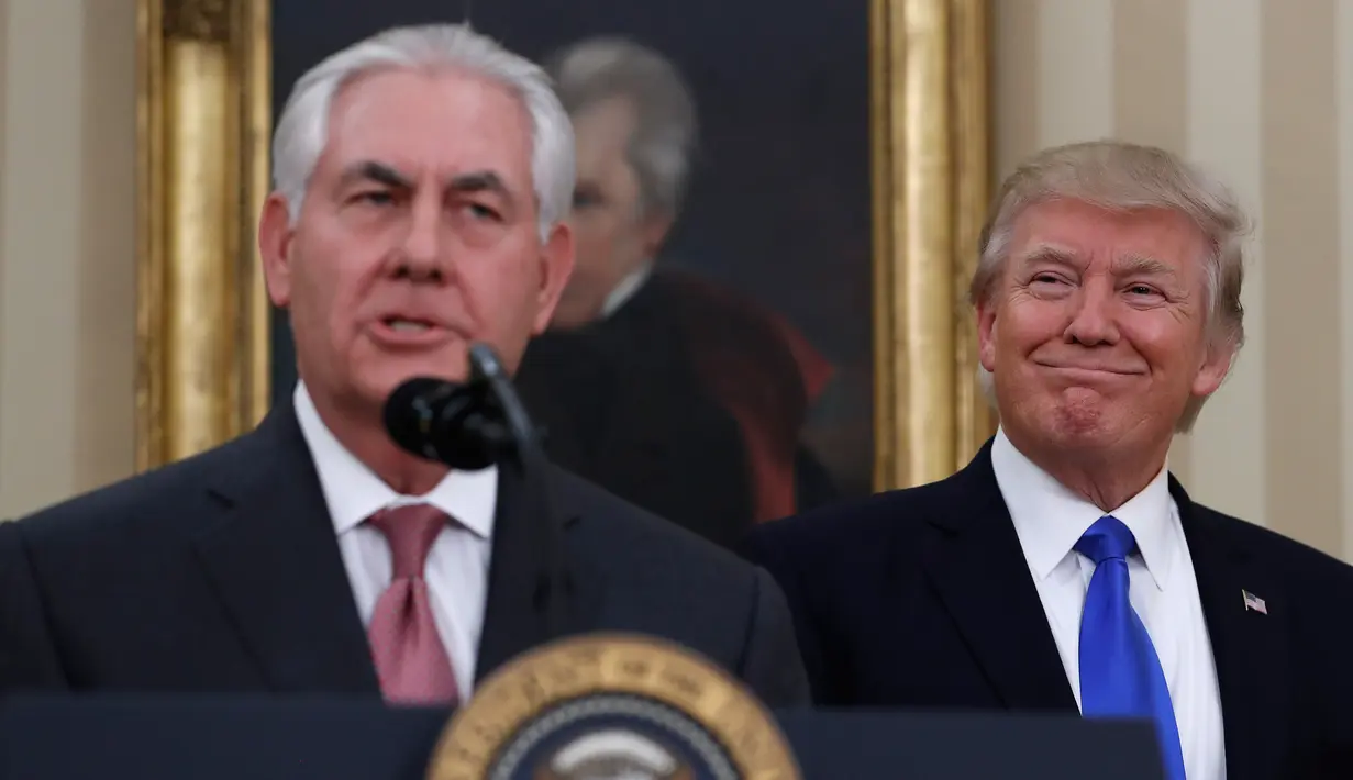 Presiden Donald Trump tersenyum mendengarkan pidato Rex Tillerson setelah dilantik sebagai Menteri Luar Negeri (Menlu) AS di Gedung Putih, Washington, Rabu (1/2). Mantan CEO ExxonMobil itu mendapat suara dukungan 56 berbanding 43 (AP Photo/Carolyn Kaster)