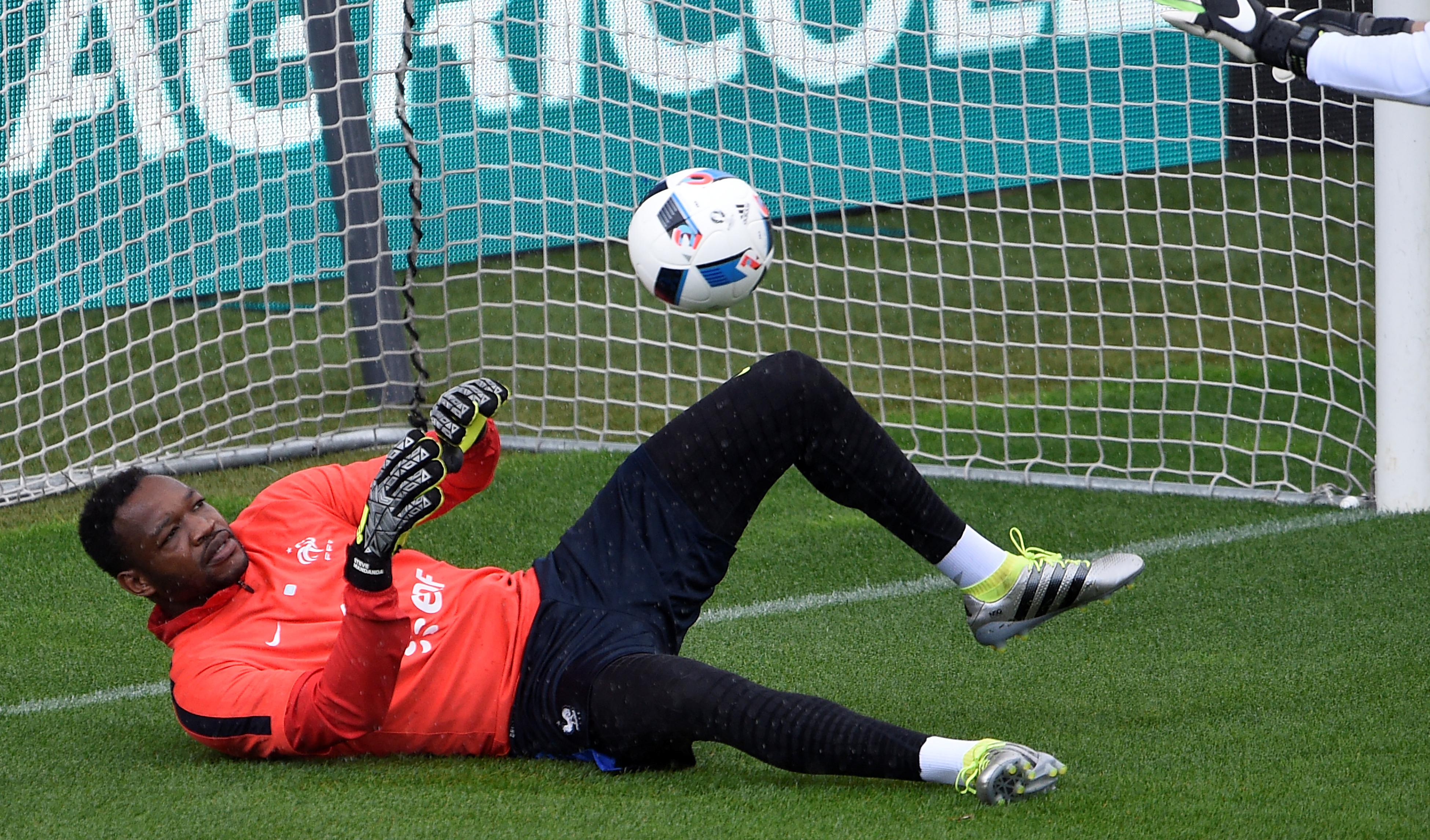 Steve Mandanda lahir di Zaire (Kongo). Saat masih belia, Mandanda dan keluarganya mengungsi ke Prancis dari kekejaman rezim Mobutu Sese Seko yang menguasai Kongo. (AFP/Jean-Christophe Verhaegen)