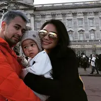 Sering kali Raffi Ahmad berganti-ganti warna rambutnya. Seringnya mewarnai rambut, membuat rambutnya alami kerontokan. Apalagi dirinya mengaku cuek soal perawatan rambut. (Instagram/raffinagita1717)