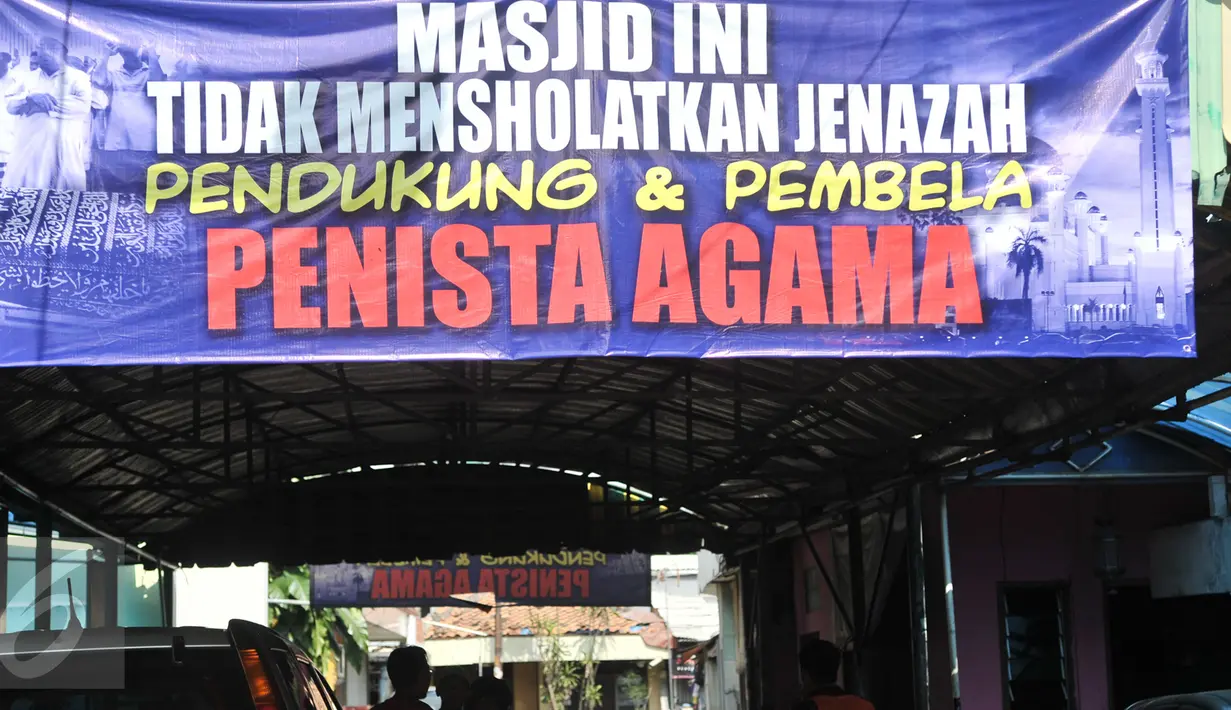 Spanduk yang terpasang di halaman Masjid Al-Jihad berada di Jalan BB 9A, Karet Setiabudi, Jakarta Selatan, Minggu (26/2). Menurut pihak setempat spanduk tersebut juga sebagai bentuk aksi pembelaan terhadap agama. (Liputan6.com/Yoppy Renato)