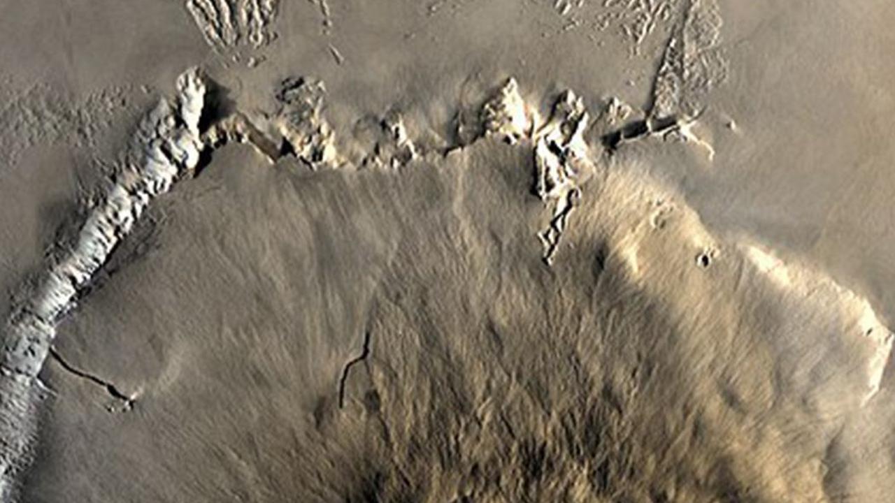 Olympus Mons Gunung Api Terbesar di Alam Semesta, Tingginya 25 Km dan Luasnya Sebesar Polandia. Gunung Ini Berada di Mars