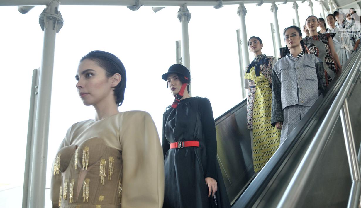 Model menuruni eskalator saat memeragakan busana pada acara Jakarta Fashion & Food Festival (JFFF) 2019 dalam gerbong Light Rail Transit (LRT) Jakarta rute Stasiun Velodrome-Stasiun Boulevard Utara, Jakarta, Selasa (13/8/2019). Busana hasil karya dari 11 desainer unggulan. (merdeka.com/IqbalNugroho)