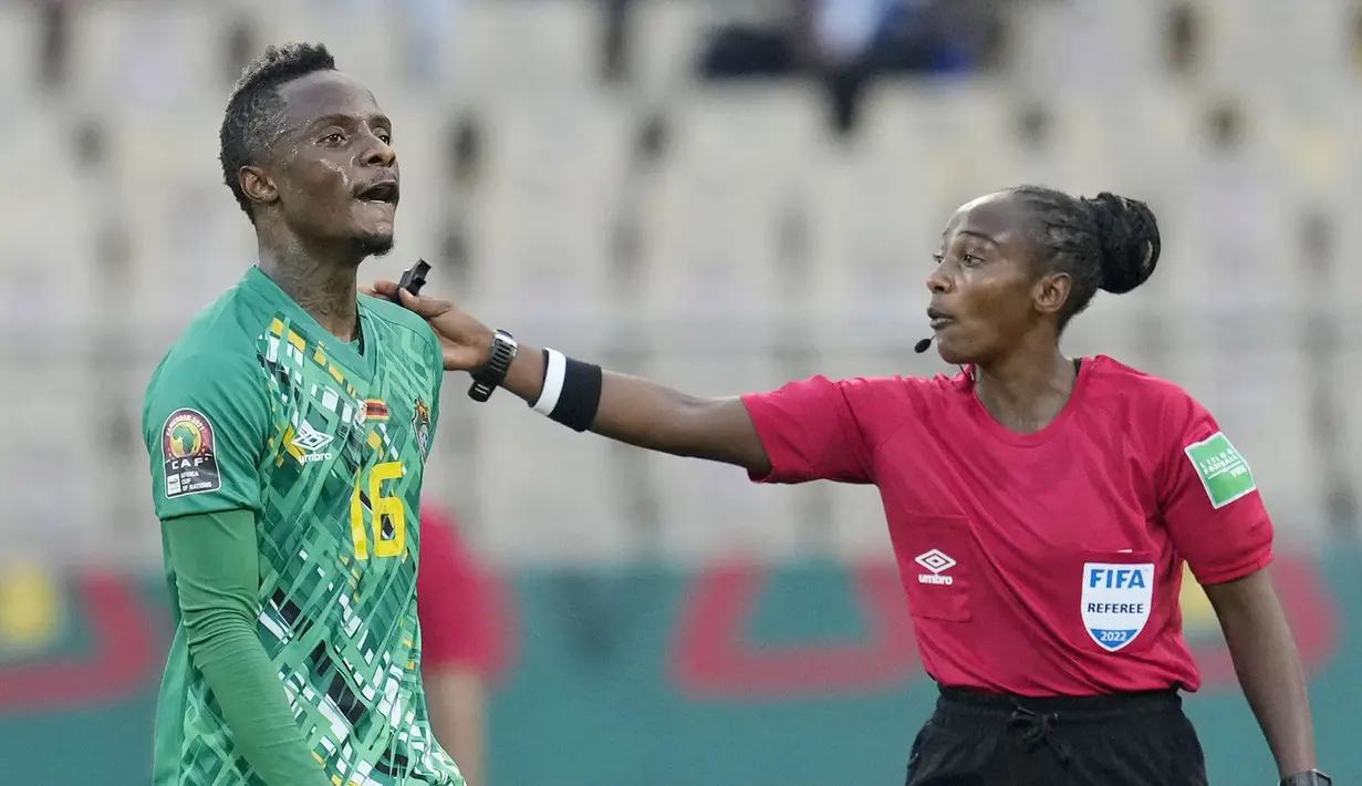 Piala Afrika 2022 kembali menghadirkan cerita menarik. Kali ini seputar sepak terjang wasit di ajang tersebut. (AP/Themba Hadebe)