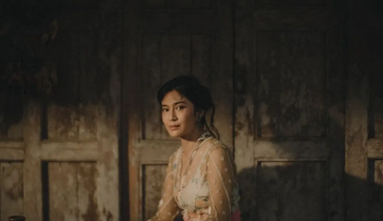 Ibu dua anak ini mengenakan kebaya transparan dengan aksen embroidery putih dengan inner kutang putih motif bunga dipadukan kain batik pink. [@bramsky.bramsky]