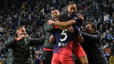 Laga panas tersaji di matchday terakhir Grup B Liga Champions 2021/2022 antara FC Porto melawan Atletico Madrid. Pertandingan yang memperebutkan tiket 16 besar tersebut diwarnai drama kartu merah hingga gol di menit injury time. (AFP/Miguel Riopa)