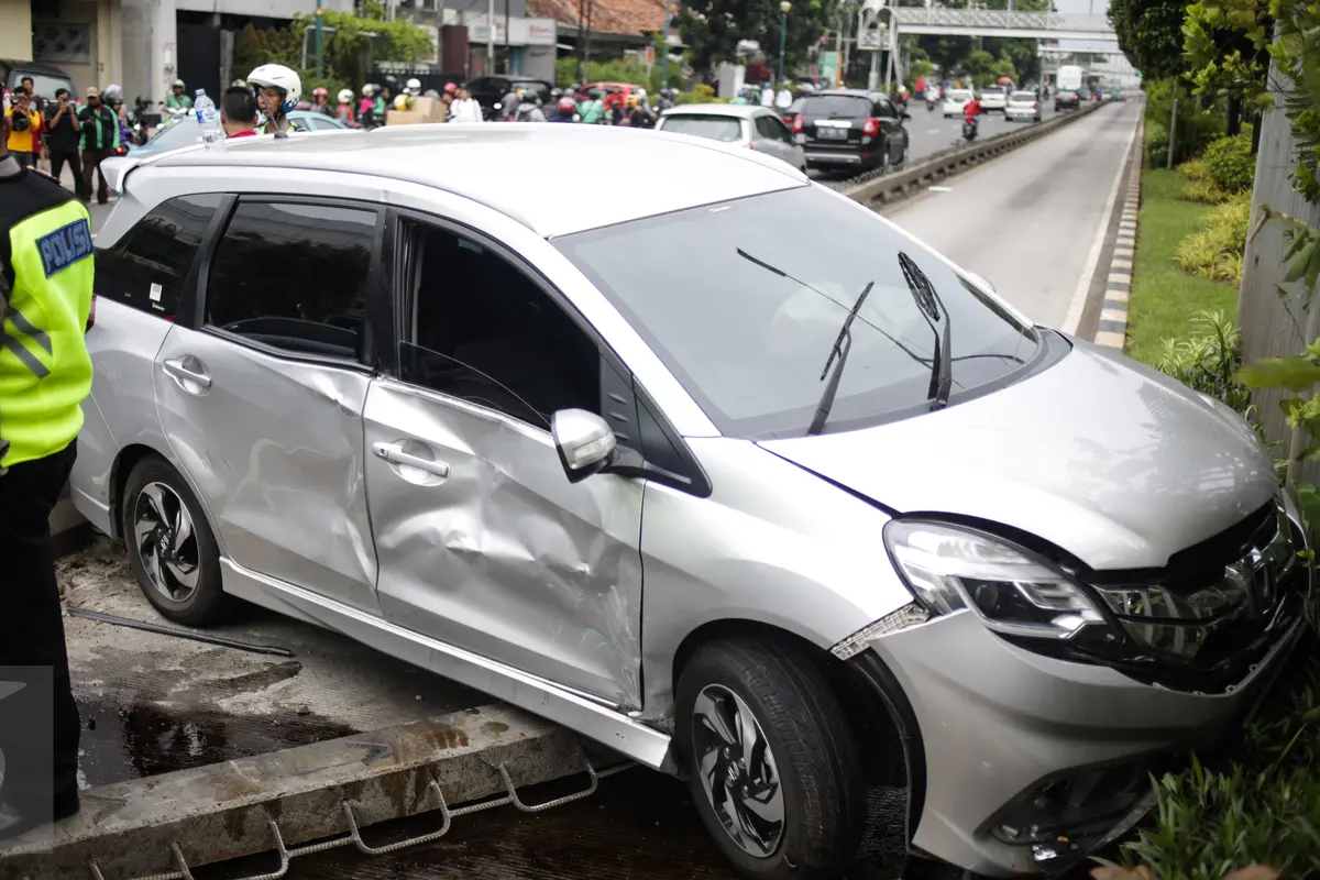 Hilang Kendali, Sebuah Mobil Menabrak Separator Busway