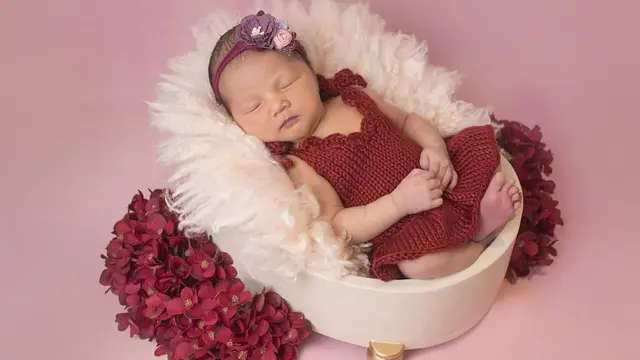 6 Gaya Pemotretan Baby Born Anak Mona Ratuliu, Ada yang Pakai Pakaian Jawa