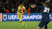 Pemain Barcelona, Raphinha, melepaskan tendangan saat melawan Paris Saint-Germain pada laga leg pertama perempat final Liga Champions di Stadion Parc des Princes, Kamis (11/4/2024). (AP Photo/Aurelien Morissard)