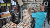 Pekerja saat menimbang telur ayam ras yang akan dijual ke pembeli di salah satu agen di Jakarta, Rabu (24/8/2022). Sementara, Pusat Informasi Harga Pangan Strategis (PIHPS) mencatat, harga rata-rata nasional telur ayam ras hari ini naik Rp450 jadi Rp31.300 per kg dari posisi kemarin 23 Agustus 2022 masih Rp30.850 per kg. (merdeka.com/Iqbal S. Nugroho)