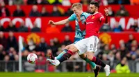 Pemain Manchester United Bruno Fernandes (kanan) berebut bola dengan pemain Southampton James Ward-Prowse pada pertandingan sepak bola Liga Inggris di Stadion Old Trafford, Manchester, Inggris, 12 Maret 2023. Pertandingan berakhir imbang dengan skor 0-0. (AP Photo/Jon Super)