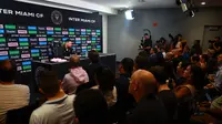 Pemain Inter Miami, Lionel Messi di ruangan yang penuh wartawan saat pertama kali menghadiri acara jumpa pers di DRV PNK Stadium, Kamis (17/8/2023). (AFP)