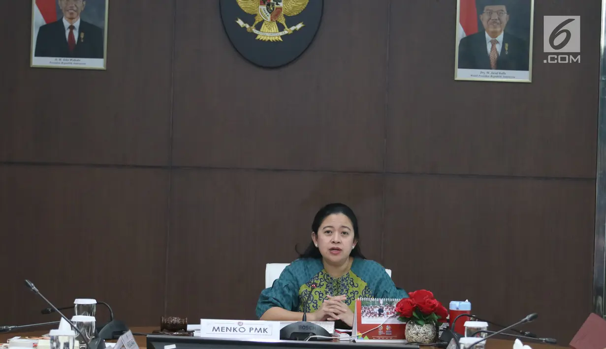 Menko Pembangunan Manusia dan Kebudayaan Puan Maharani saat memimpin rapat koordinasi di Jakarta, Selasa (16/1). Rapat koordinasi ini membahas pelaksanaan bantuan sosial (bansos) pangan. (Liputan6.com/Angga Yuniar)