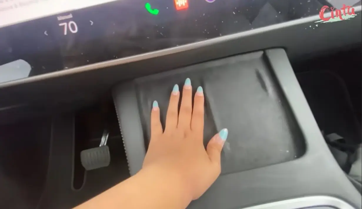 Mobil ini juga sudah ada fitur autopilot. Menurutnya, sangat cocok untuk mendukung kegiatannya sehari-hari. Cinta menunjukkan tempat ngecas hp tanpa perlu pakai kabel. Cukup diletakkan dan batre akan terisi. [Youtube/Cinta]